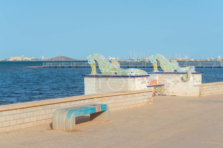 Téléchargez les photos : LOS NIETOS, ESPAGNE - 19 SEPTEMBRE 2022 Sculptures d'hippocampes au bord de la lagune de Mar Menor, avec la station balnéaire de La Manga à l'horizon, Murcie, Espagne - en image libre de droit