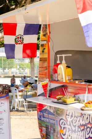 Téléchargez les photos : EL EJIDO, ESPAGNE - 12 OCTOBRE 2023 Événement gastronomique avec la participation de camions alimentaires organisé par le département culturel du conseil municipal d'El Ejido dans le parc municipal d'El Ejido - en image libre de droit