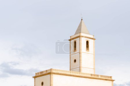 Foto de ALMERIA, ESPAÑA - 24 ENERO 2023 Iglesia de Las Salinas de Cabo de Gata en el corazón del Parque Natural del Cabo de Gata Nijar Almería en el sureste de España - Imagen libre de derechos
