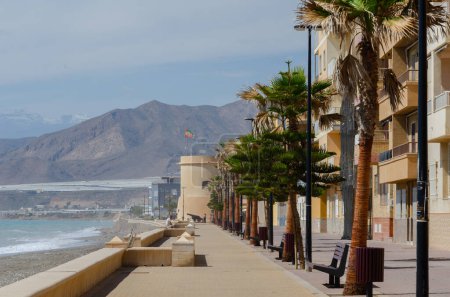 Téléchargez les photos : BALERMA, ESPAGNE - 01 AVRIL 2023 Une promenade de 3 km de long à la plage de Playa Balerma située sur la mer d'Alboran dans la ville balnéaire de Balerma en Espagne - en image libre de droit