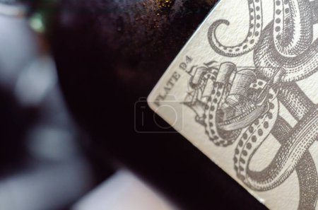 Foto de LONDRES, REINO UNIDO - 1 DE FEBRERO DE 2022 Botella de ron negro Kraken, alcohol mezclado con una mezcla de 11 especias, licor de Trinidad, Caribe - Imagen libre de derechos