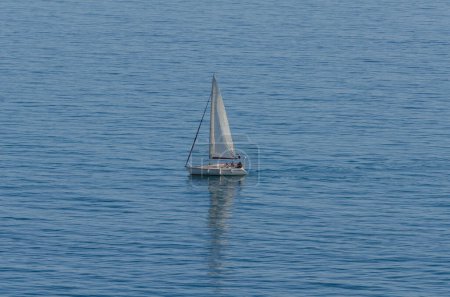 Foto de Yate navegando por el mar, cielo despejado y agua azul, deporte recreativo, descanso activo - Imagen libre de derechos