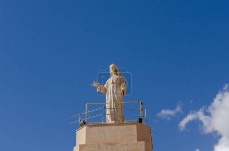Téléchargez les photos : ALMERIE, ESPAGNE - 23 FEVRIER 2024 Statue en marbre blanc du Sacré-Cœur de Jésus sur l'une des meilleures vues panoramiques de la ville d'Almeria en Espagne - en image libre de droit