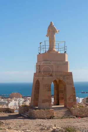 Téléchargez les photos : ALMERIE, ESPAGNE - 23 FEVRIER 2024 Statue en marbre blanc du Sacré-Cœur de Jésus sur l'une des meilleures vues panoramiques de la ville d'Almeria en Espagne - en image libre de droit