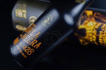 Foto de LONDRES, Reino Unido - 08 MARZO 2024 El ron se madura en barricas de vino de Albarino, una técnica que imita el proceso Shipping Solera que tuvo lugar en viajes antiguos - Imagen libre de derechos