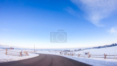 Foto de Conducir por una carretera rural en los suburbios estadounidenses en la mañana de invierno. - Imagen libre de derechos