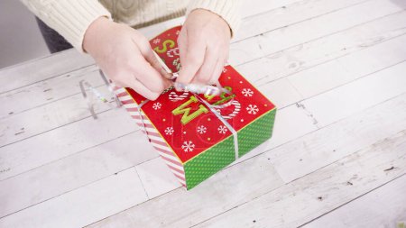 Téléchargez les photos : Pas à pas. Emballage de caramel maison et biscuits dans une boîte cadeau de Noël. - en image libre de droit