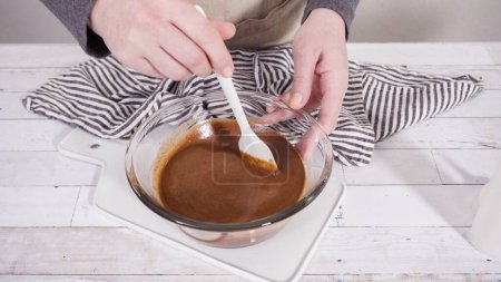 Téléchargez les photos : Préparation de ganache au chocolat maison pour cupcakes aux framboises au chocolat. - en image libre de droit