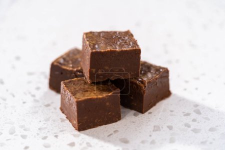 Hausgemachte Schokolade Erdnussbutter-Fudge-Stücke auf dem Küchentisch.