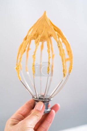 Foto de Fresco batido dulce de leche crema de mantequilla glaseado en un batidor. - Imagen libre de derechos