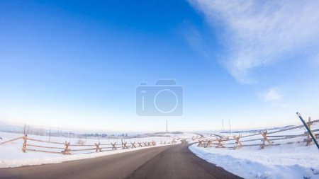 Foto de Conducir por una carretera rural en los suburbios estadounidenses en la mañana de invierno. - Imagen libre de derechos