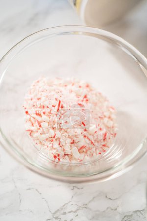 Foto de Ingredientes medidos en un recipiente mezclador de vidrio para preparar glaseado de crema de menta. - Imagen libre de derechos