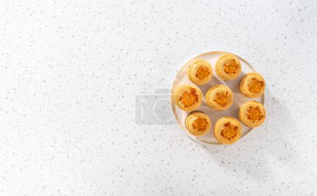Foto de Acostado. Pastelitos de dulce de leche recién horneados en un mostrador de cocina. - Imagen libre de derechos