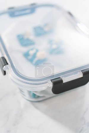 Foto de Embalaje mini barras de chocolate sirena en un recipiente de vidrio de alimentos para el almacenamiento. - Imagen libre de derechos