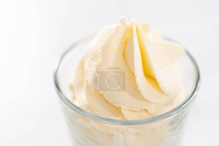 Crema batida casera en un tazón de helado de clase.