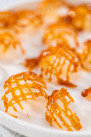 Foto de Crujiente caramelo cupcake toppers en el mostrador. - Imagen libre de derechos