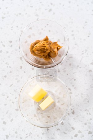 Téléchargez les photos : Ingrédients mesurés dans des bols de mélange en verre pour faire du caramel au beurre d'arachide au chocolat. - en image libre de droit