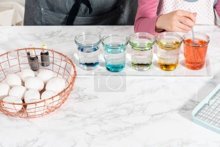 Téléchargez les photos : Colorant d'oeuf de Pâques. Mélange de colorant alimentaire avec de l'eau et un soupçon de vinaigre blanc pour teindre les œufs de Pâques. - en image libre de droit