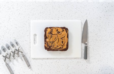Foto de Acostado. Caramelo de chocolate con mantequilla de cacahuete para cortar en trozos pequeños. - Imagen libre de derechos