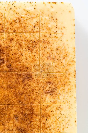 Téléchargez les photos : Marquer le caramel au lait de poule avec un coupe-pâte à roulettes pour couper en petits morceaux. - en image libre de droit
