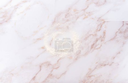 Téléchargez les photos : Pose plate. Farine blanche saupoudrée sur la surface de marbre rose pendant la cuisson. - en image libre de droit