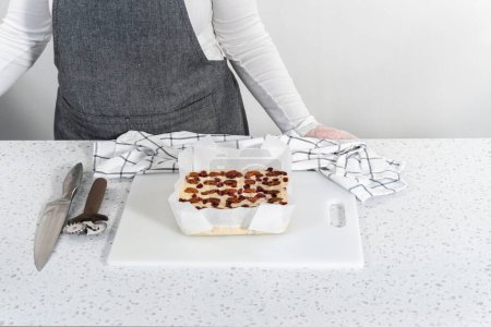 Foto de Marcando chocolate blanco dulce de nuez de arándano para cortar en trozos pequeños. - Imagen libre de derechos