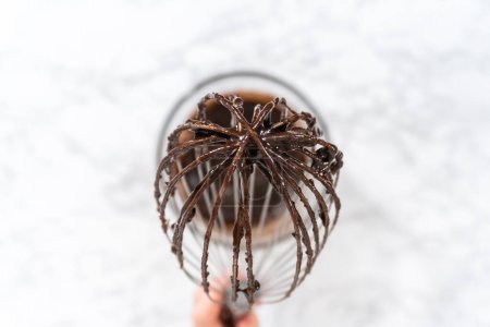 Foto de Acostado. Mezclar los ingredientes en un tazón de vidrio grande para hornear cupcakes de menta de chocolate. - Imagen libre de derechos