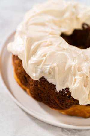 Téléchargez les photos : Gâteau au lapin aux carottes fraîchement cuit avec crème au beurre au fromage à la crème. - en image libre de droit