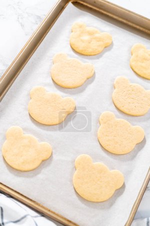 Téléchargez les photos : Freshly baked panda-shaped shortbread cookies on a baking sheet. - en image libre de droit