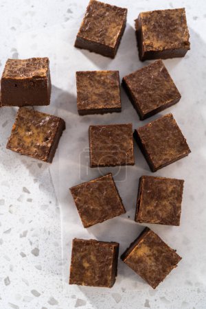 Foto de Piezas de chocolate caseras de mantequilla de cacahuete en el mostrador de la cocina. - Imagen libre de derechos