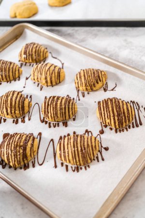 Téléchargez les photos : Chocolat fondu pétillant sur biscuits à la banane. - en image libre de droit