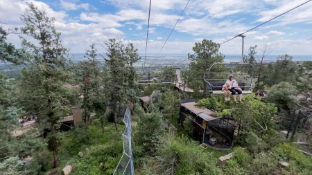 Foto de Colorado Springs, Colorado, Estados Unidos-17 de agosto de 2022-Paseo en telesilla en el zoológico de Cheyenne Mountain durante el verano. - Imagen libre de derechos