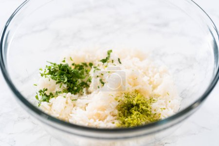 Téléchargez les photos : Riz à la coriandre. Mélanger les ingrédients dans un bol à mélanger en verre pour préparer le riz à la coriandre au citron vert. - en image libre de droit
