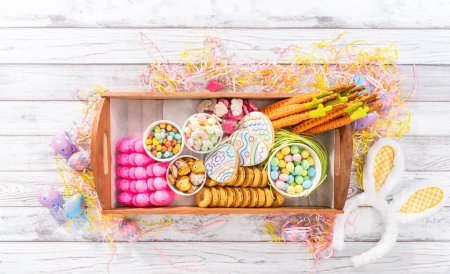 Foto de Acostado. Montaje de charcutería con dulces de Pascua, galletas y malvaviscos. - Imagen libre de derechos