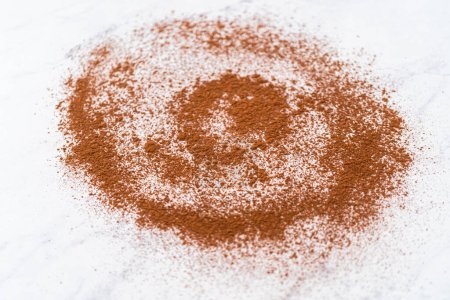Foto de Engrase de pan de pastel de paquete de metal a pastel de terciopelo rojo con glaseado de queso crema. - Imagen libre de derechos
