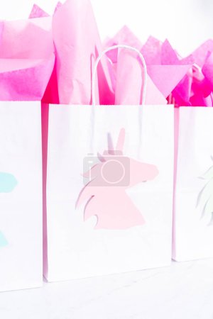 Foto de Unicornio fiesta de cumpleaños bolsas de favor para una fiesta de cumpleaños de niñas pequeñas. - Imagen libre de derechos