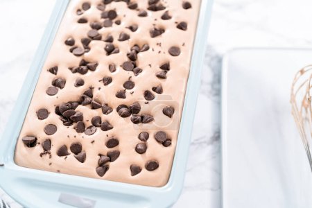 Téléchargez les photos : Préparation de crème glacée au chocolat maison. - en image libre de droit