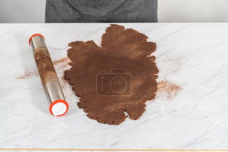 Foto de Rolling masa de galletas con un rodillo ajustable en el mostrador. - Imagen libre de derechos