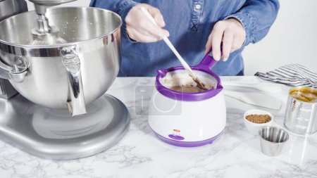 Téléchargez les photos : Pas à pas. Préparation de crème glacée au chocolat maison dans un mélangeur de cuisine debout. - en image libre de droit