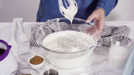 Téléchargez les photos : Pas à pas. Préparation de crème glacée au chocolat maison dans un mélangeur de cuisine à main. - en image libre de droit