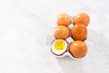 Téléchargez les photos : Œufs durs dans une caisse d'œufs en céramique blanche. - en image libre de droit