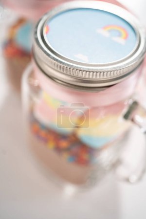 Téléchargez les photos : Faire un mélange de chocolat chaud licorne dans un pot de maçon comme cadeau alimentaire. - en image libre de droit