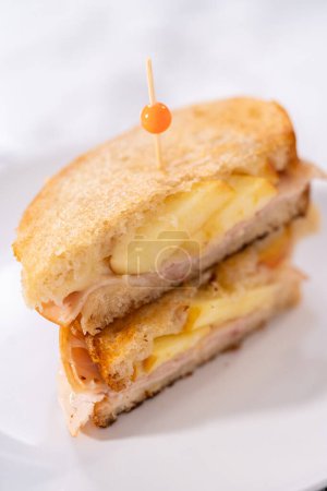 Foto de Sandwich de queso a la parrilla recién hecho de provolone y manzana. - Imagen libre de derechos