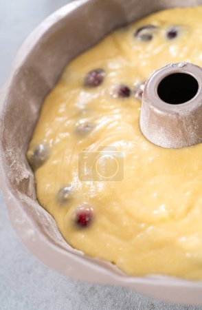 Foto de Pastel de masa en la cacerola de la torta del paquete listo para hornear. - Imagen libre de derechos