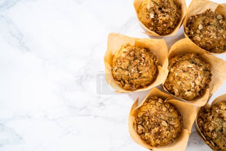 Téléchargez les photos : Muffins de flocons d'avoine de banane fraîchement cuits avec garniture de sucre d'avoine. - en image libre de droit