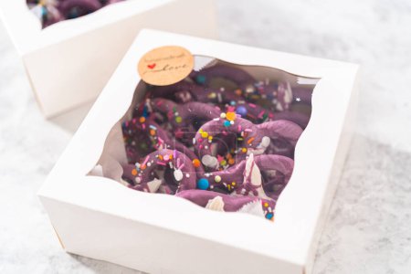Foto de Packaging homemade mermaid pretzel twists into a white paper box. - Imagen libre de derechos