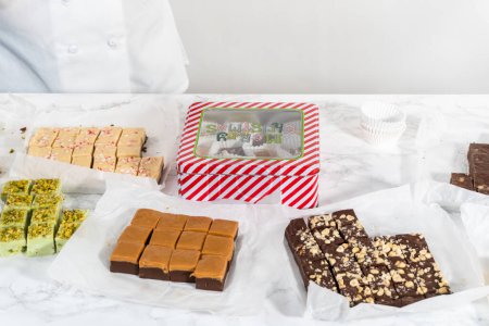 Foto de Embalaje de una variedad casera de caramelo para regalos de comida navideña en cajas de lata. - Imagen libre de derechos