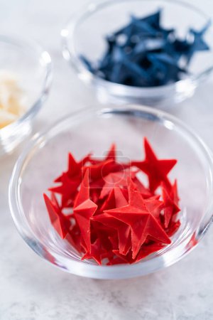 Téléchargez les photos : Étoiles de chocolat de couleur maison qui sont fabriqués à partir de moules de chocolat de couleur. - en image libre de droit