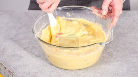 Schritt für Schritt. Zutaten in einer Glasschüssel mischen, um Zitronen-Preiselbeerkuchen zuzubereiten.