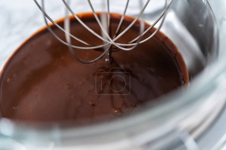 Téléchargez les photos : Fouetter la ganache au chocolat avec un mélangeur de cuisine électrique. - en image libre de droit